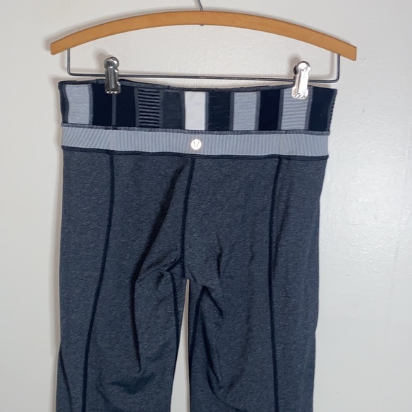 🌷Adorable Grey Lululemon flair reversible leggings with pattern on top! - Picture 8 of 13